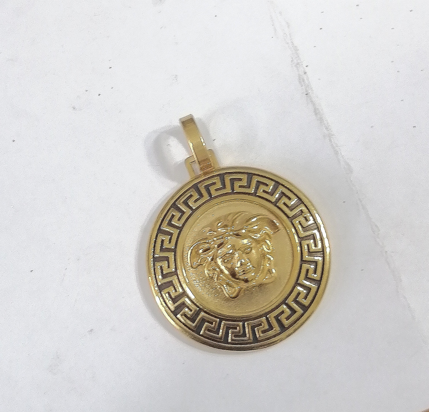 مدال ورساچه بزرگ زمینه طلایی