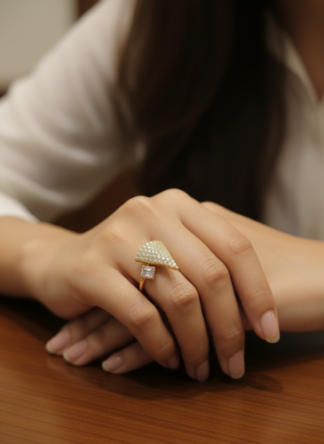 انگشتر زنانه طرح طلا مثلثی نگین دار